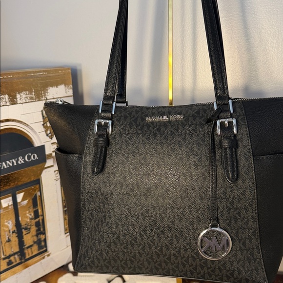 Michael Kors Handbags - Michael Kors chic black signature logo tote with side pockets and full zip top